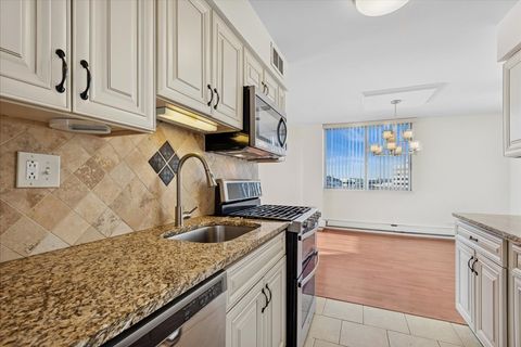Tiny photo for 40 N Tower Road #8F, Oak Brook, IL 60523 (MLS # 12585112)