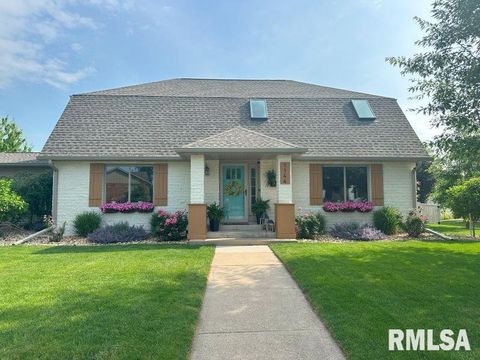 Photo of 1144 BROOKVIEW Drive, De Witt, IA 52742 (MLS # QC4264339)