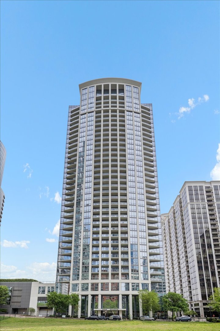 1235 S Prairie Avenue 2709