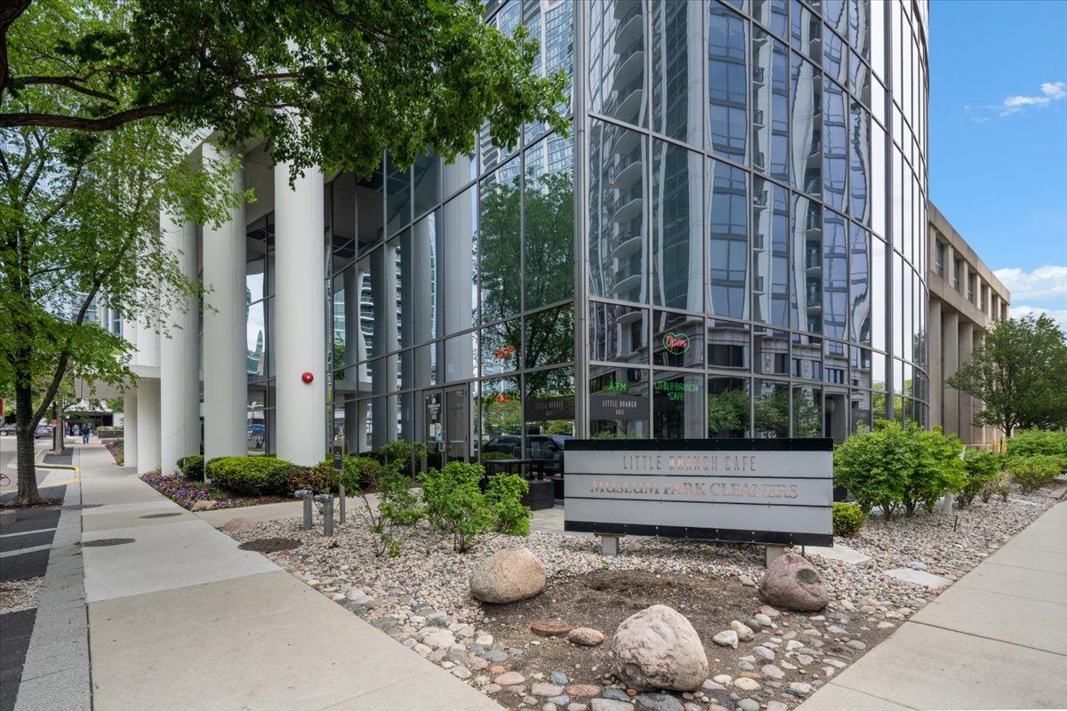 1235 S Prairie Avenue 2709