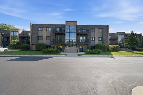 Photo of 1422 Stonebridge Circle #M5, Wheaton, IL 60189 (MLS # 12744671)