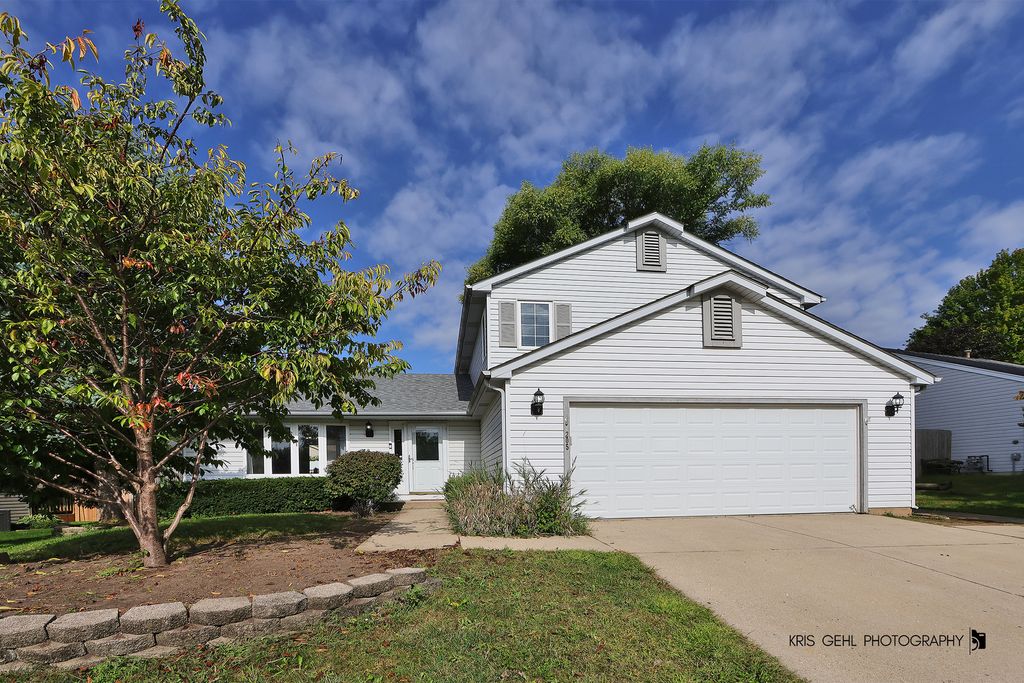 Photo for 205 S Cross Trail, McHenry, IL 60050 (MLS # 12459605)