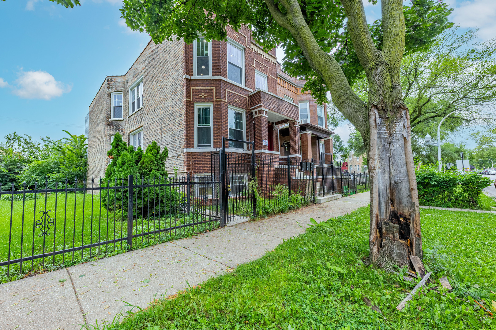 4453 W Adams Street