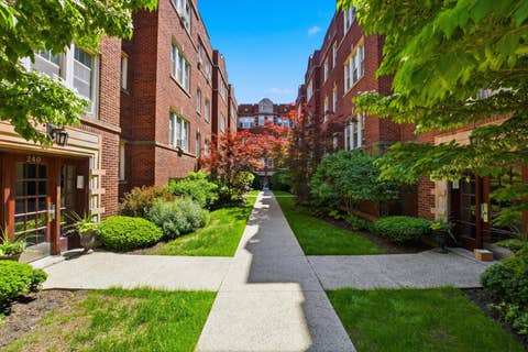 Photo of 240 S MAPLE Avenue #1W, Oak Park, IL 60302 (MLS # 12700310)