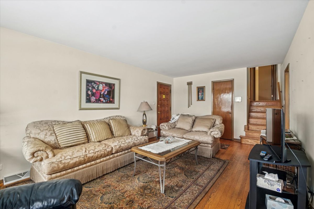 8516 N Ozanam Avenue