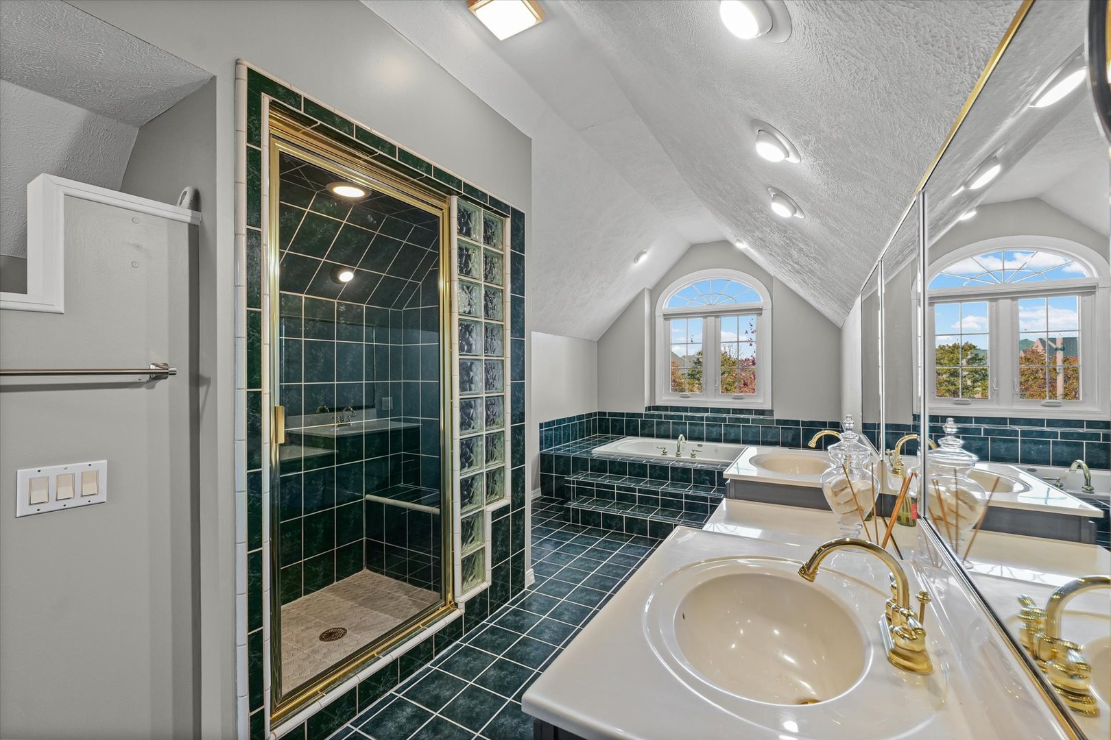 Bloomington, Illinois 61704, United States, 5 Bedrooms Bedrooms, ,5 BathroomsBathrooms,Residential,Active,241425