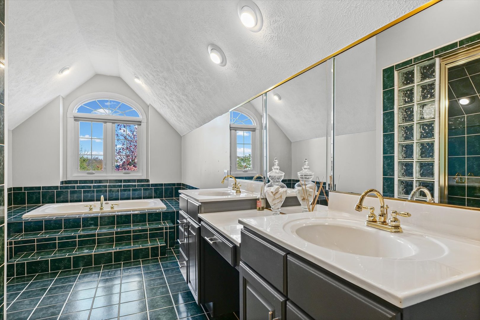 Bloomington, Illinois 61704, United States, 5 Bedrooms Bedrooms, ,5 BathroomsBathrooms,Residential,Active,241425