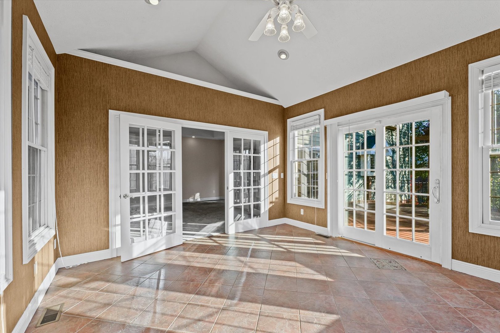 Bloomington, Illinois 61704, United States, 5 Bedrooms Bedrooms, ,5 BathroomsBathrooms,Residential,Active,241425