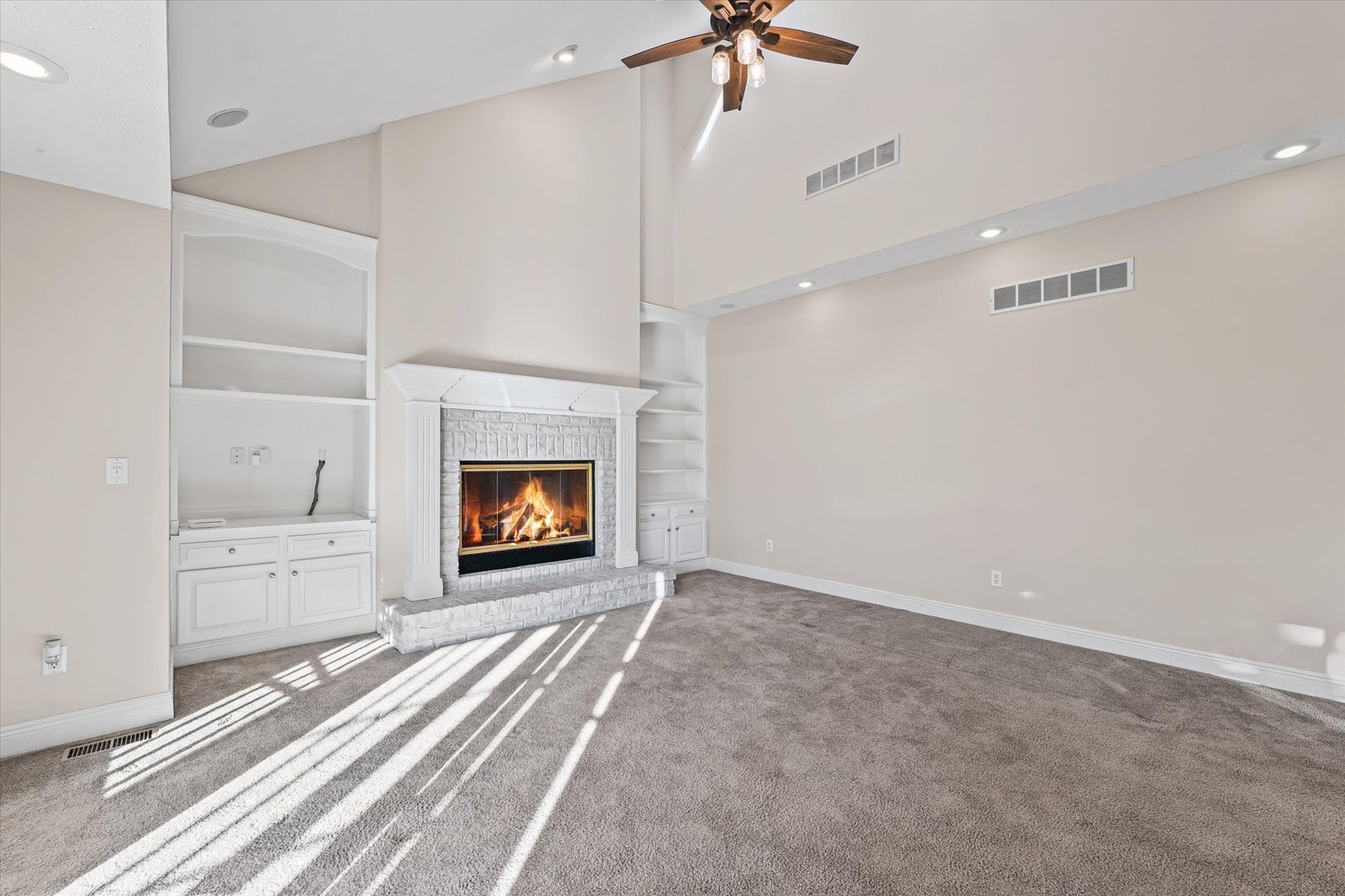 Bloomington, Illinois 61704, United States, 5 Bedrooms Bedrooms, ,5 BathroomsBathrooms,Residential,Active,241425