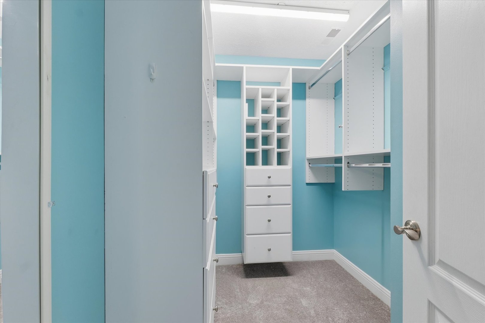 Bloomington, Illinois 61704, United States, 5 Bedrooms Bedrooms, ,5 BathroomsBathrooms,Residential,Active,241425