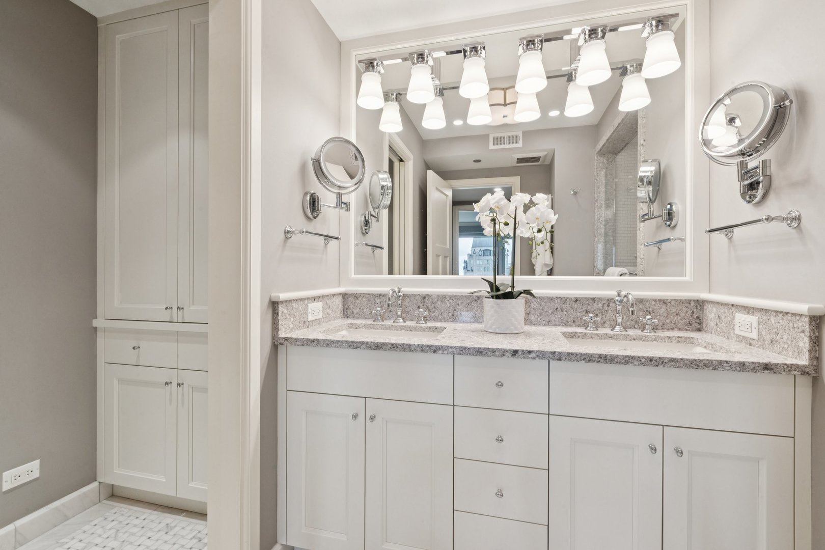 Chicago, Illinois 60611, United States, 2 Bedrooms Bedrooms, ,2 BathroomsBathrooms,Residential,Active,211960