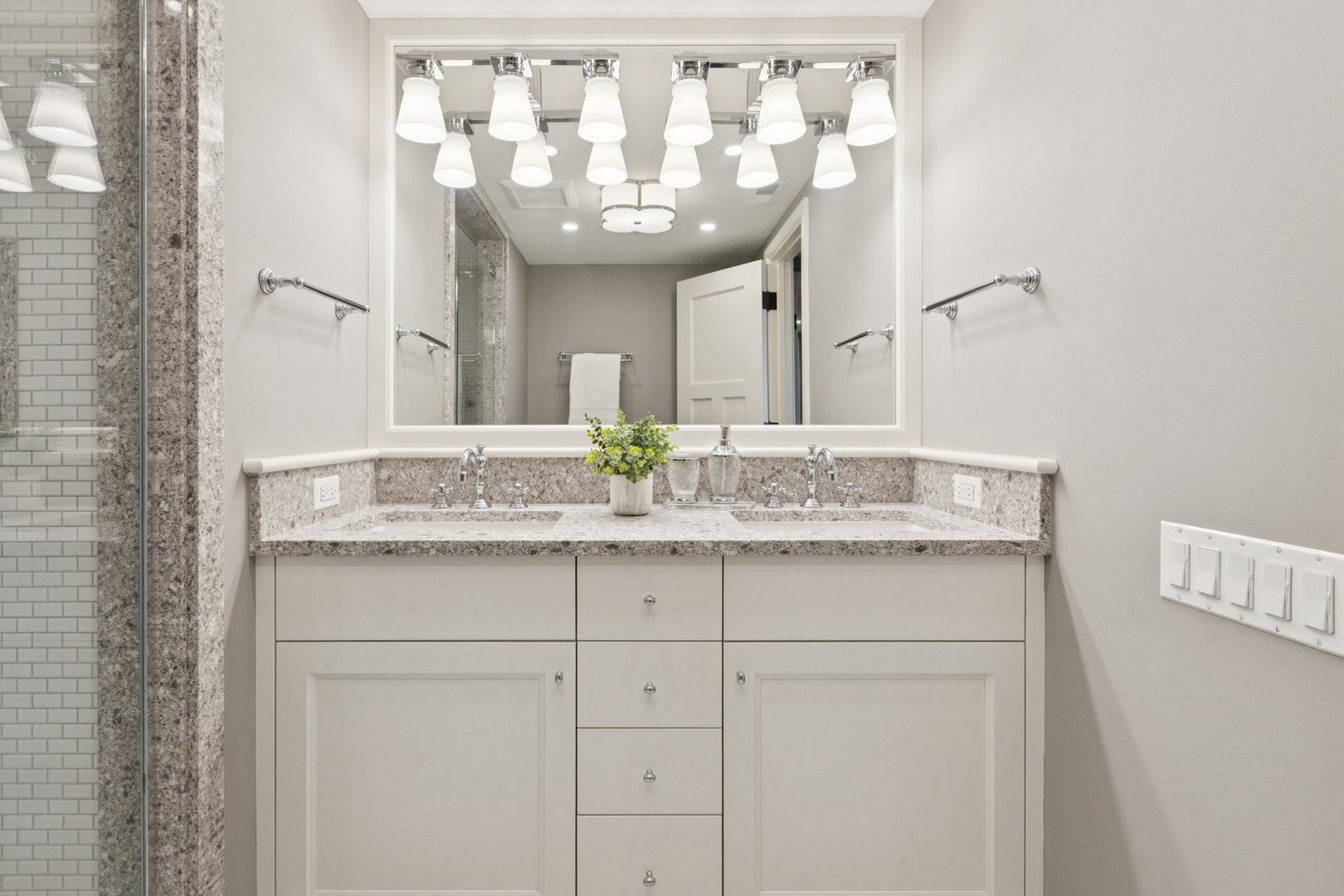 Chicago, Illinois 60611, United States, 2 Bedrooms Bedrooms, ,2 BathroomsBathrooms,Residential,Active,211960