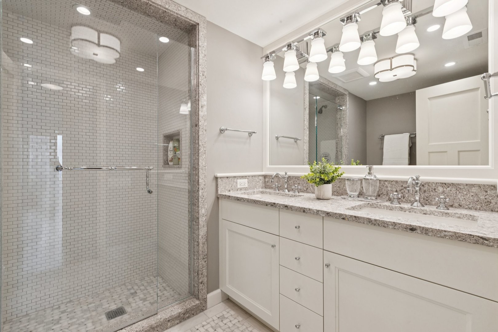 Chicago, Illinois 60611, United States, 2 Bedrooms Bedrooms, ,2 BathroomsBathrooms,Residential,Active,211960