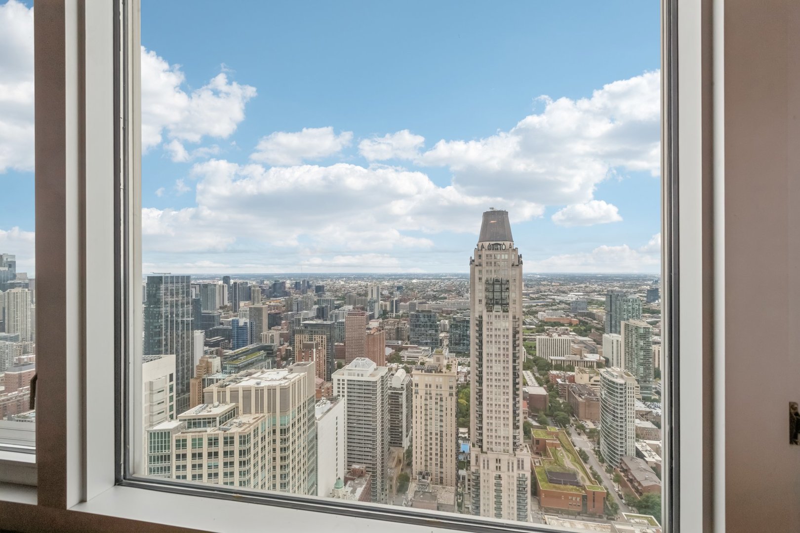 Chicago, Illinois 60611, United States, 2 Bedrooms Bedrooms, ,2 BathroomsBathrooms,Residential,Active,211960