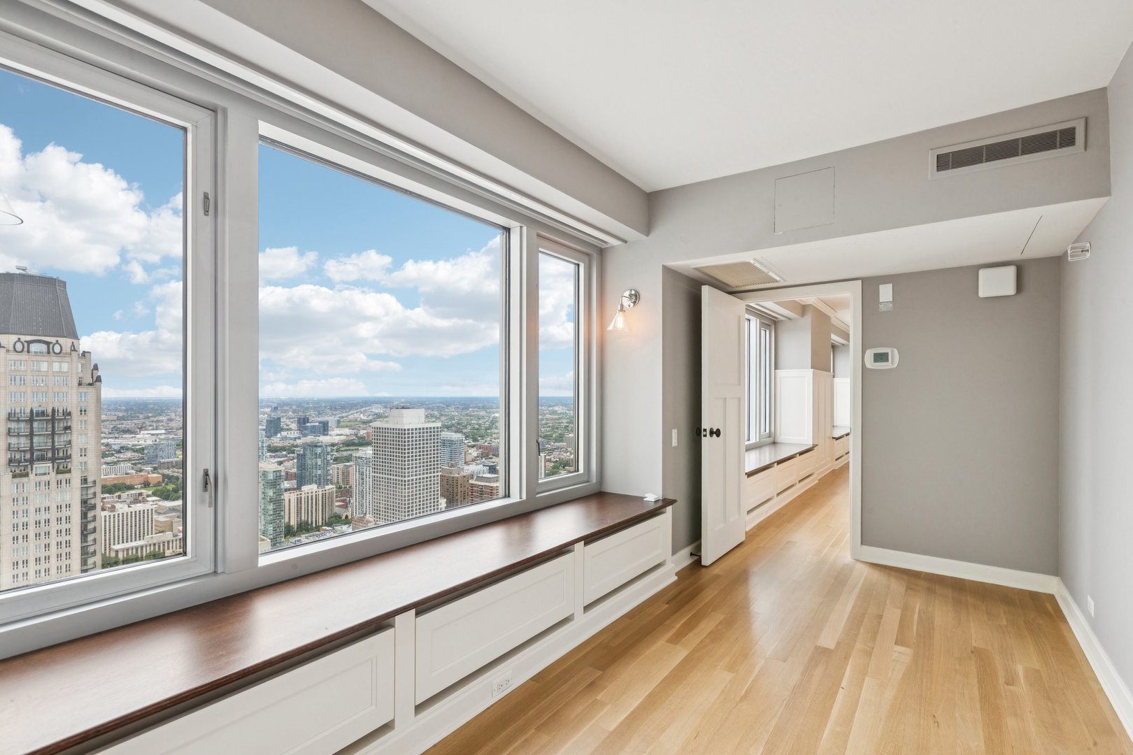 Chicago, Illinois 60611, United States, 2 Bedrooms Bedrooms, ,2 BathroomsBathrooms,Residential,Active,211960