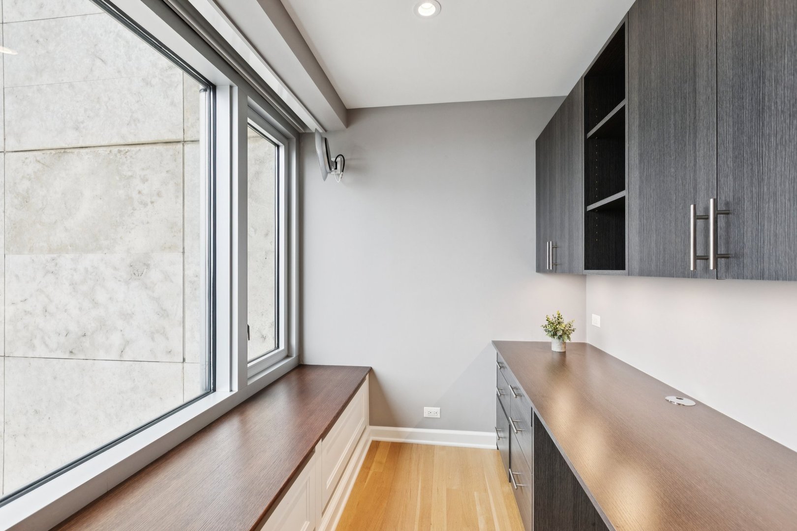 Chicago, Illinois 60611, United States, 2 Bedrooms Bedrooms, ,2 BathroomsBathrooms,Residential,Active,211960