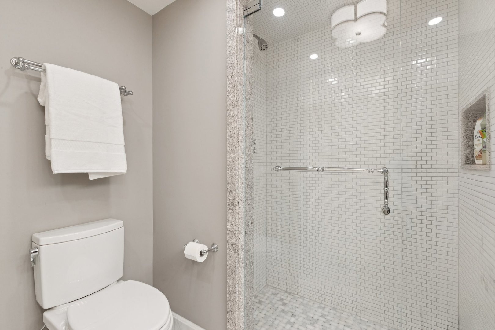 Chicago, Illinois 60611, United States, 2 Bedrooms Bedrooms, ,2 BathroomsBathrooms,Residential,Active,211960