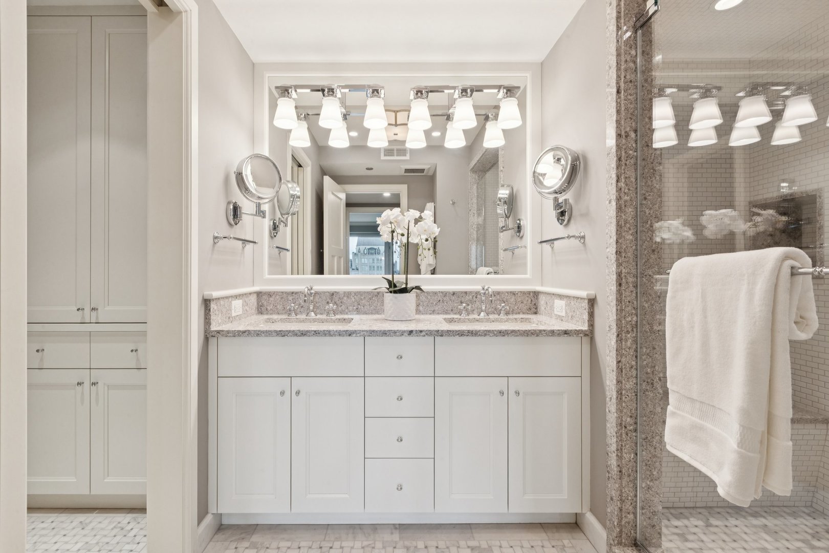 Chicago, Illinois 60611, United States, 2 Bedrooms Bedrooms, ,2 BathroomsBathrooms,Residential,Active,211960