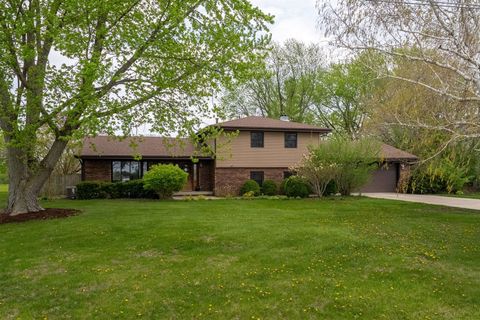 Photo of 1102 Countryside Lane, Pontiac, IL 61764 (MLS # 12591651)
