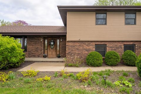 Tiny photo for 1102 Countryside Lane, Pontiac, IL 61764 (MLS # 12591651)