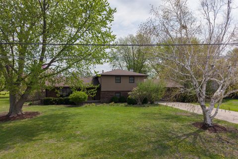 Photo of 1102 Countryside Lane, Pontiac, IL 61764 (MLS # 12591651)
