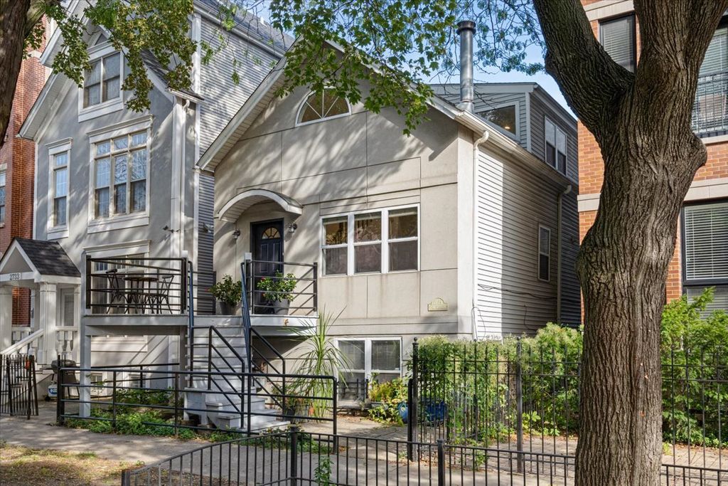 Photo for 2729 N Wayne Avenue #A, Chicago, IL 60614 (MLS # 12508087)