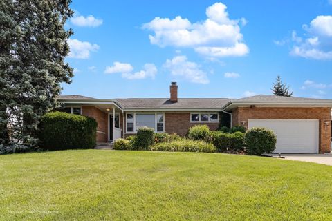 Photo of 125 N Oak Leaf Drive, Addison, IL 60101 (MLS # 12454418)