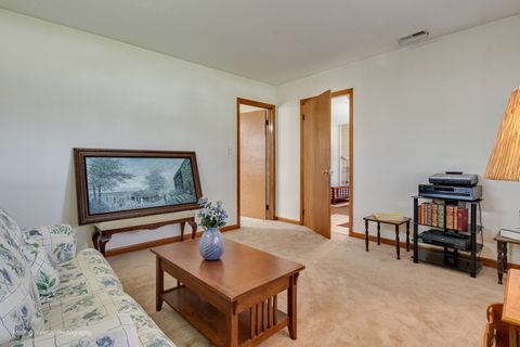 Tiny photo for 125 N Oak Leaf Drive, Addison, IL 60101 (MLS # 12454418)