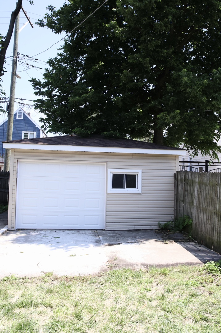 1931 N LaCROSSE Avenue