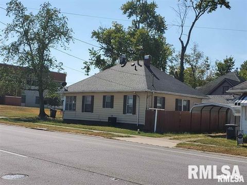 Tiny photo for 300 W PECAN Street, Carbondale, IL 62901 (MLS # EB458502)
