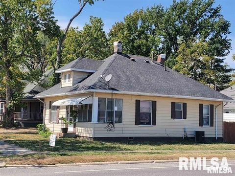 Photo of 300 W PECAN Street, Carbondale, IL 62901 (MLS # EB458502)