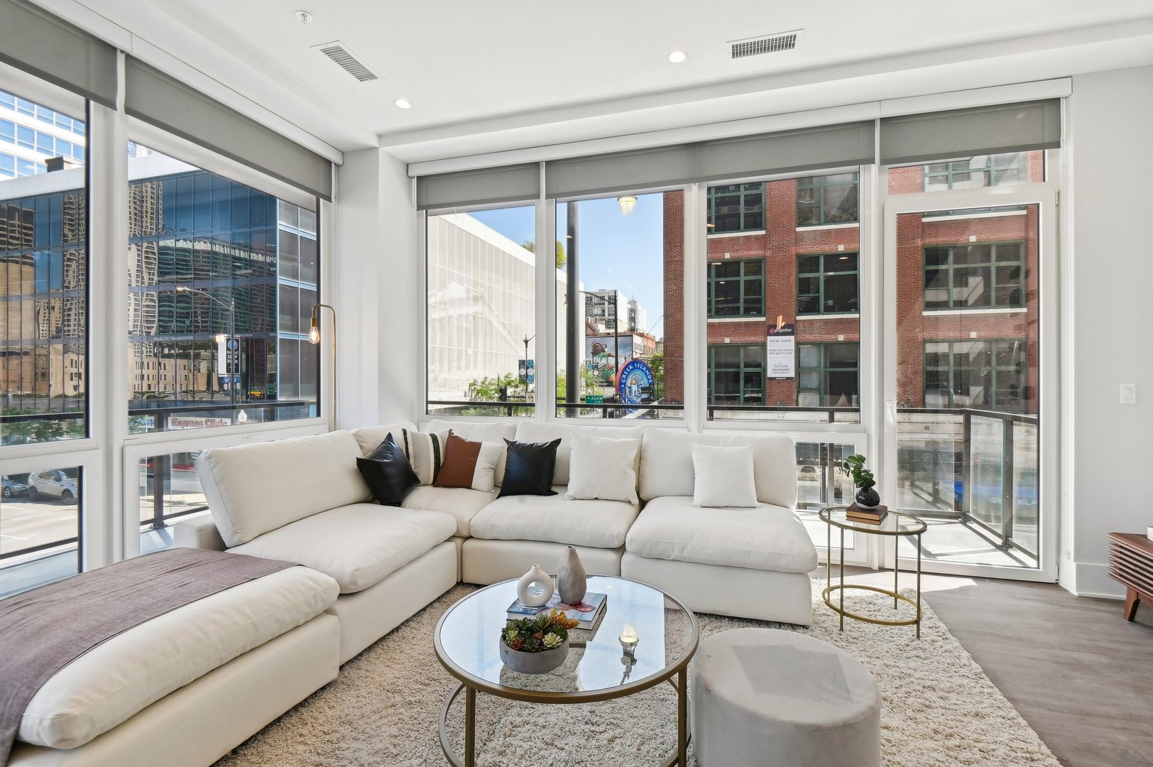 812 W Adams Street 404