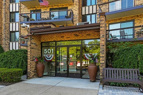 Photo of 501 Lake Hinsdale Drive #408, Willowbrook, IL 60527 (MLS # 12684098)