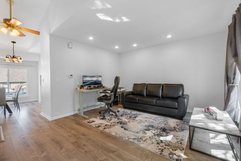 Tiny photo for 8 Aspen Court, Streamwood, IL 60107 (MLS # 12480629)
