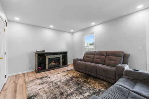 Tiny photo for 8 Aspen Court, Streamwood, IL 60107 (MLS # 12480629)