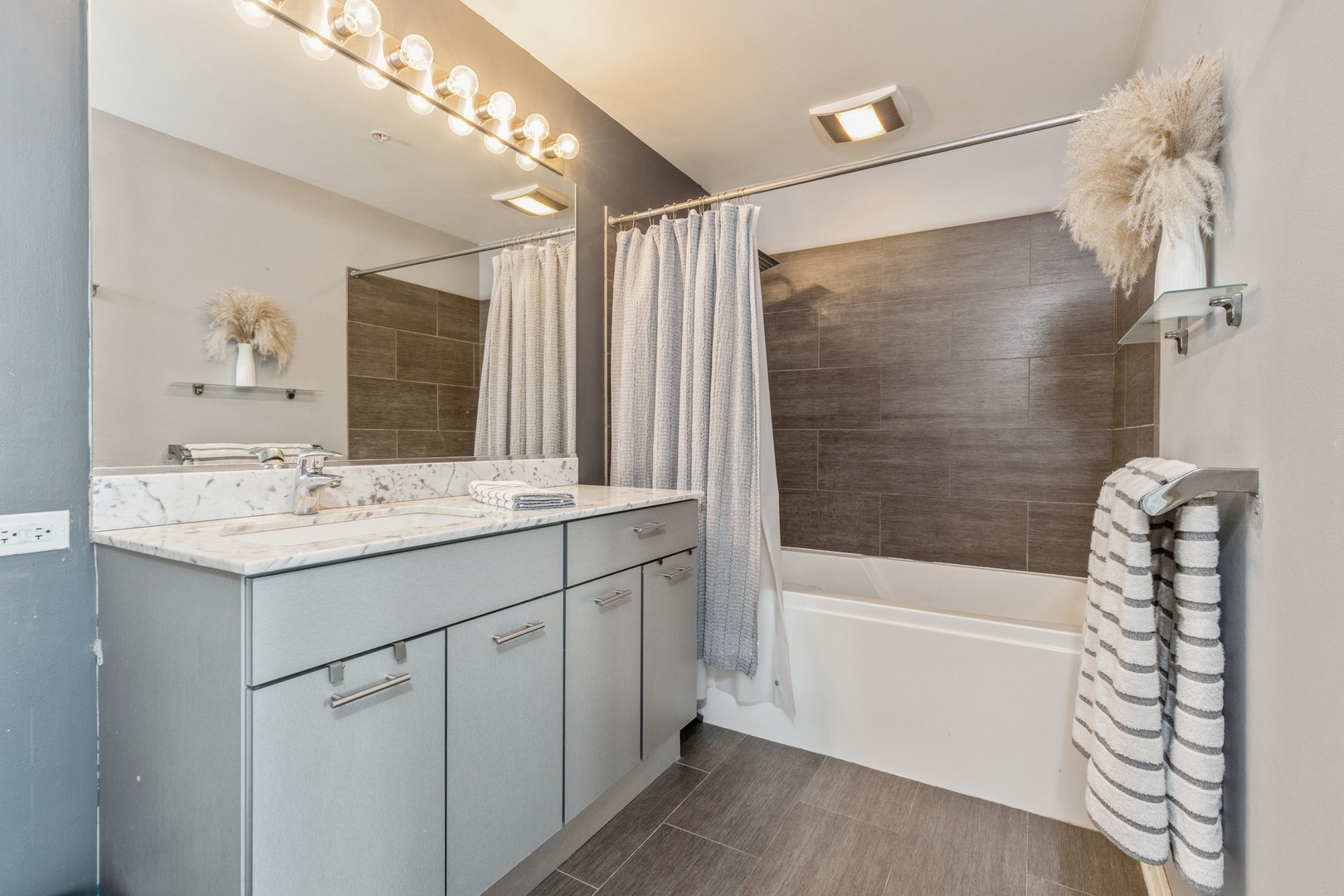 659 W Randolph Street 909