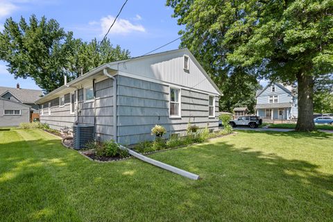 Tiny photo for 925 42ND Street, Moline, IL 61265 (MLS # 12690272)