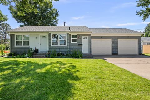 Photo of 925 42ND Street, Moline, IL 61265 (MLS # 12690272)