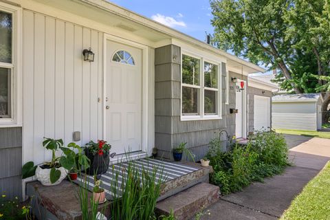Tiny photo for 925 42ND Street, Moline, IL 61265 (MLS # 12690272)