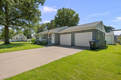 Tiny photo for 925 42ND Street, Moline, IL 61265 (MLS # 12690272)