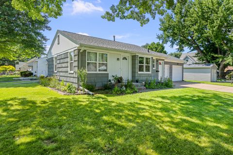 Tiny photo for 925 42ND Street, Moline, IL 61265 (MLS # 12690272)