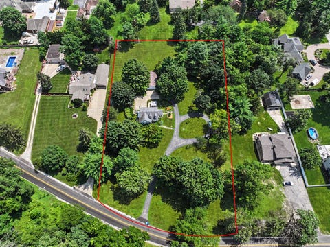 Photo of 9000 Wolf Road, Burr Ridge, IL 60527 (MLS # 12718701)