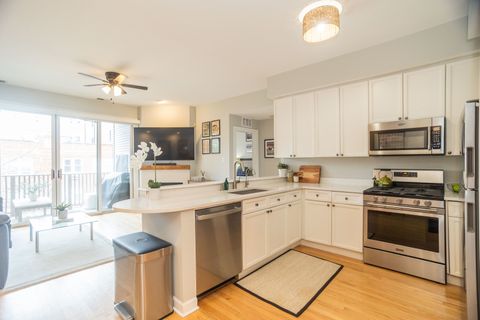 Tiny photo for 845 W Altgeld Street #3B, Chicago, IL 60614 (MLS # 12619686)