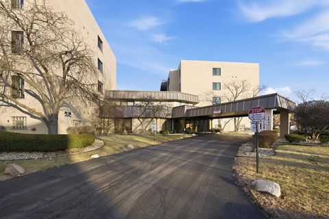 Photo of 5840 W 104th Street #115, Oak Lawn, IL 60453 (MLS # 12548893)