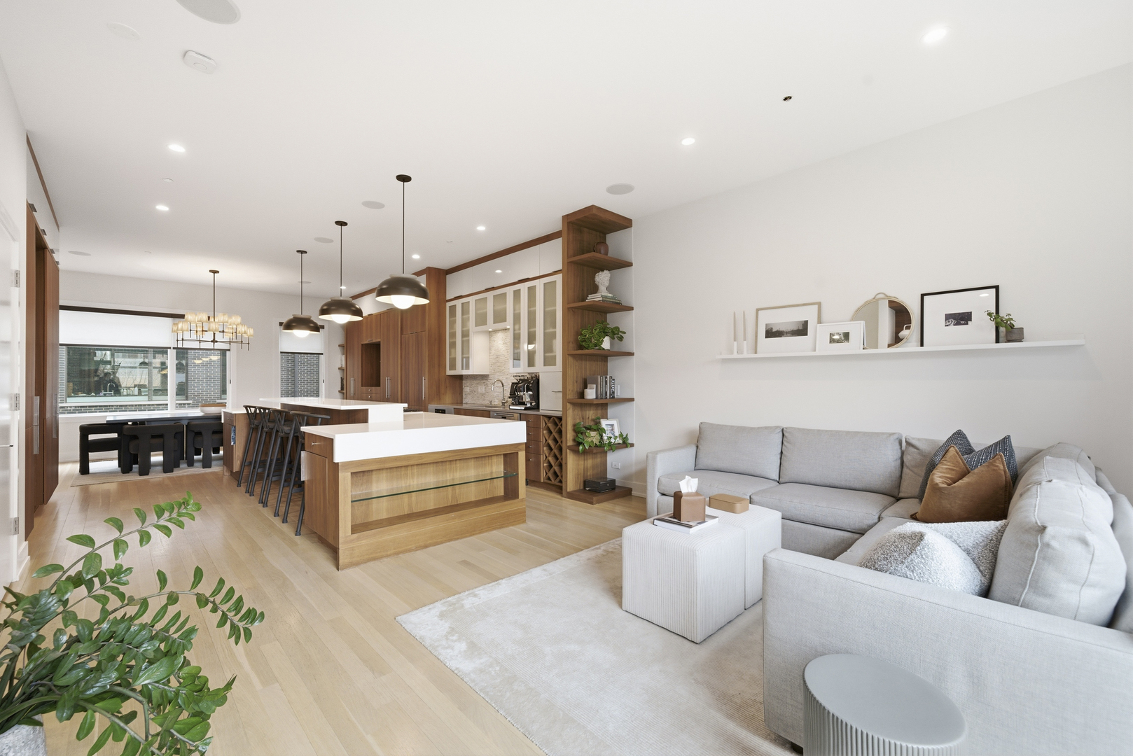 2748 N Lakewood Avenue 4