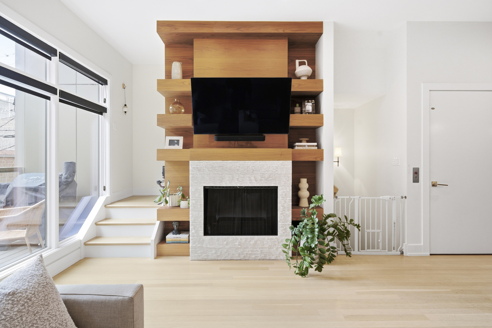 2748 N Lakewood Avenue 4