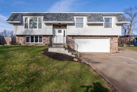Photo of 5644 Appomattox Road, Davenport, IA 52806 (MLS # 12599876)