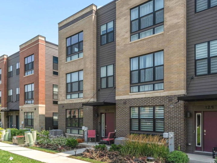 Photo 1 of 36 — 323 Summit Circle, Lombard, IL 60148