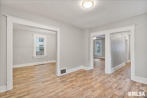 Tiny photo for 1220 COLLEGE Avenue, Davenport, IA 52803 (MLS # QC4267632)