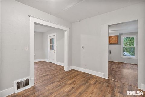 Tiny photo for 1220 COLLEGE Avenue, Davenport, IA 52803 (MLS # QC4267632)